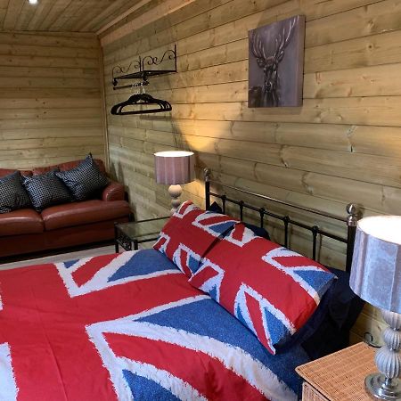Bedrock Lodge Winterbourne Exterior photo