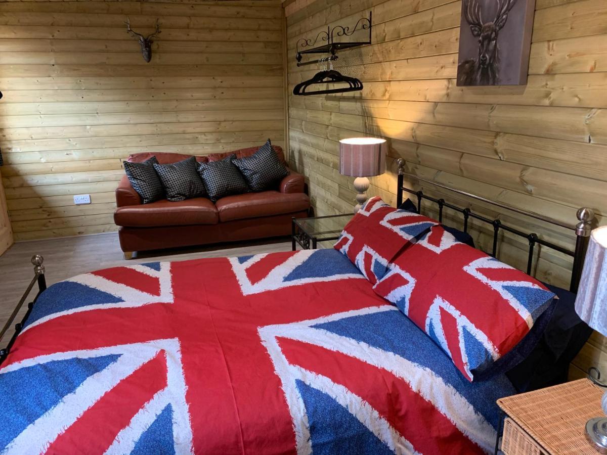 Bedrock Lodge Winterbourne Exterior photo