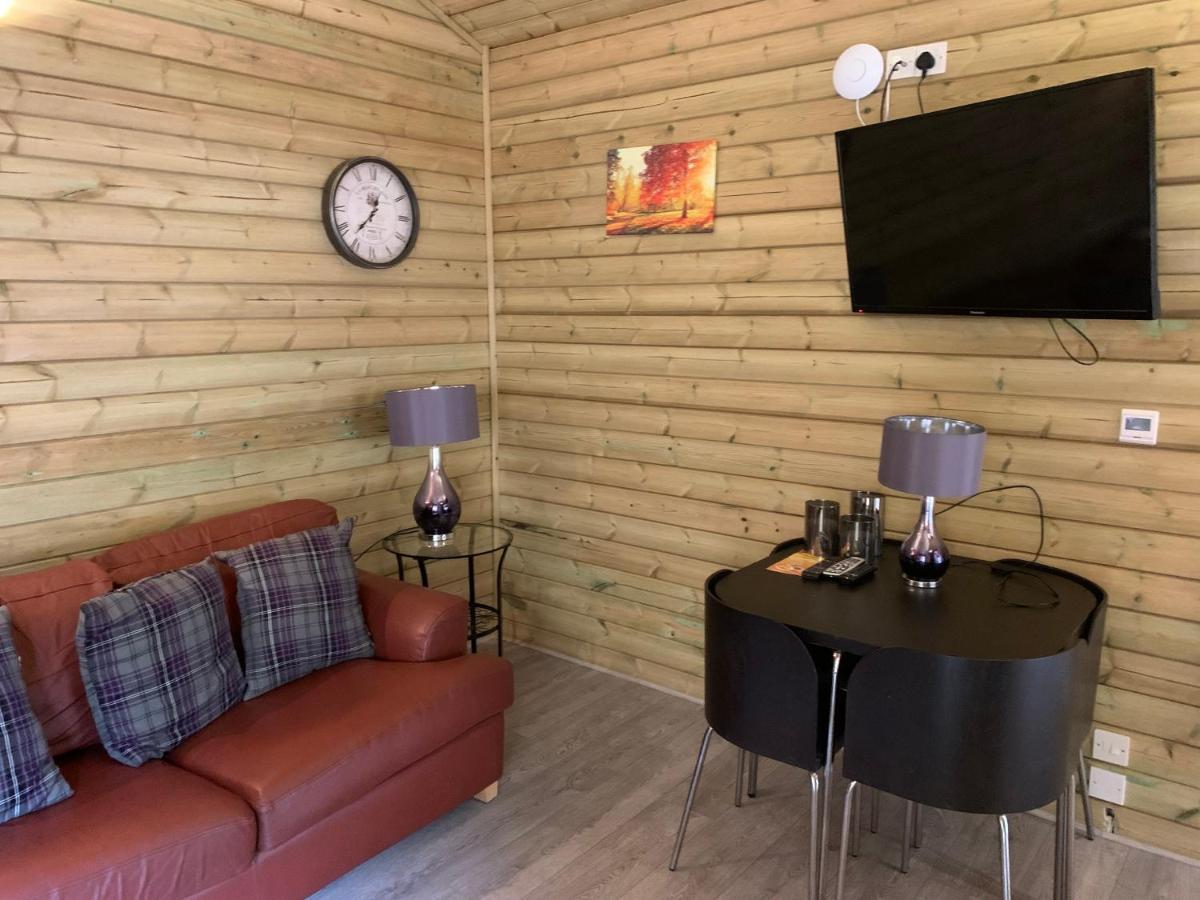 Bedrock Lodge Winterbourne Exterior photo