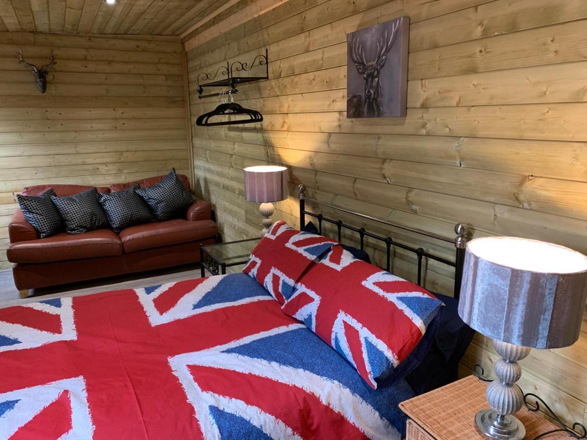 Bedrock Lodge Winterbourne Exterior photo