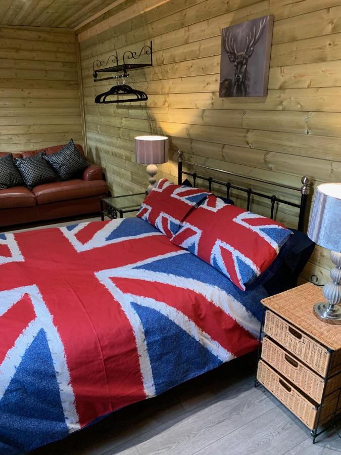 Bedrock Lodge Winterbourne Exterior photo